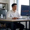 数据分析人员在桌前查看比赛统计