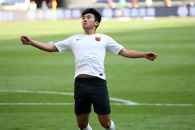 足球联赛比赛中球员在禁区内争抢头球的瞬间