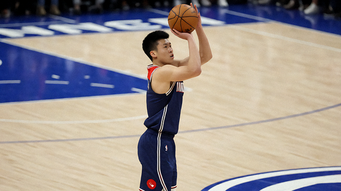 NBA常规赛比赛瞬间，球员在三分线外起跳投篮